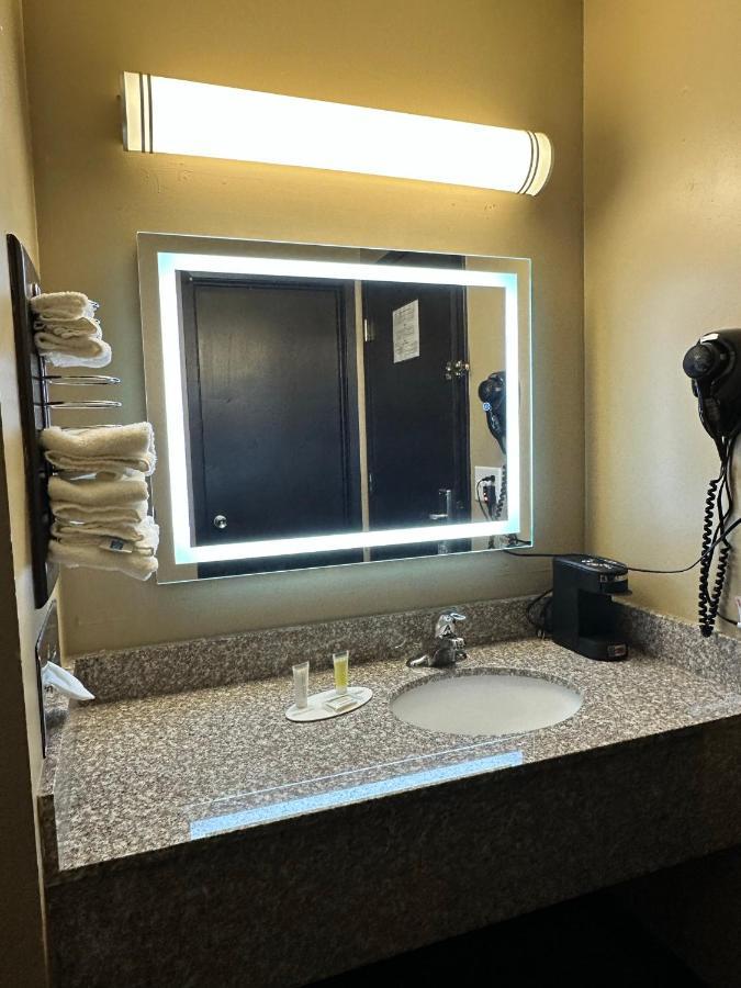 Super 8 By Wyndham Eau Claire Wi Ξενοδοχείο Εξωτερικό φωτογραφία